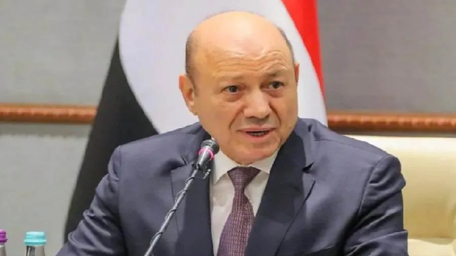 رئيس مجلس القيادة اليمني يشدد للسفير الأمريكي على أهمية الشراكة الإقليمية والدولية لحماية الممرات المائية. رئيس مجلس القيادة اليمني يشدد للسفير الأمريكي على أهمية الشراكة الإقليمية والدولية لحماية الممرات المائية.