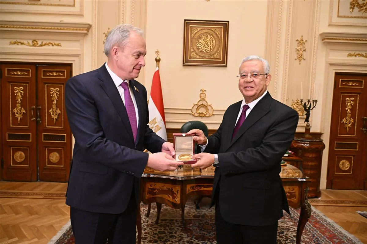 رئيس مجلس النواب يجتمع مع نظيره البيلاروسي لمناقشة تعزيز التعاون الثنائي والبرلماني. رئيس مجلس النواب يجتمع مع نظيره البيلاروسي لمناقشة تعزيز التعاون الثنائي والبرلماني.