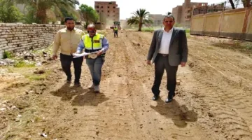 رئيس مدينة الأقصر يزور موقع عمل على فتح شارعين في منطقة حوض 18 بحي الجنوب.