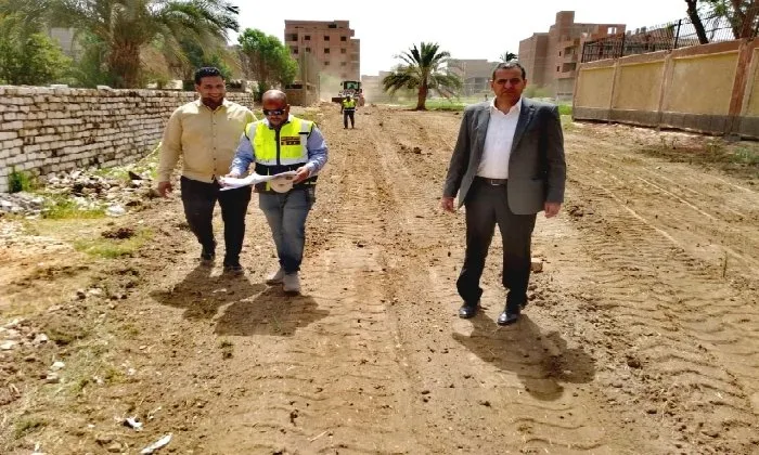 رئيس مدينة الأقصر يزور موقع عمل على فتح شارعين في منطقة حوض 18 بحي الجنوب. رئيس مدينة الأقصر يزور موقع عمل على فتح شارعين في منطقة حوض 18 بحي الجنوب.