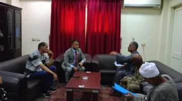رئيس مدينة البياضية يستمع لملاحظات المواطنين خلال اليوم المفتوح في الأقصر