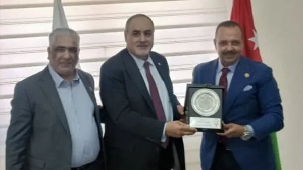 رئيس نقابة المرافق يبحث تعزيز التعاون وتبادل الخبرات مع وزير العمل الأردني