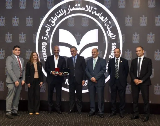رئيس هيئة الاستثمار يكرم الموظفين المتفوقين في مجالات المهن والرياضة والفن رئيس هيئة الاستثمار يكرم الموظفين المتفوقين في مجالات المهن والرياضة والفن