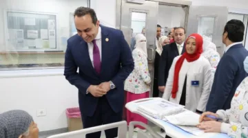 رئيس هيئة الرعاية الصحية يستمع إلى آراء المرضى حول جودة الخدمات بالإسماعيلية