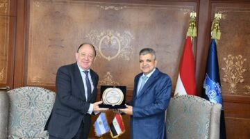 رئيس هيئة قناة السويس يبحث مع سفير الأرجنتين  سبل التعاون بالمجالات البحرية