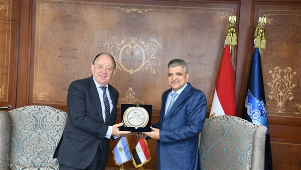 رئيس هيئة قناة السويس يبحث مع سفير الأرجنتين سبل التعاون بالمجالات البحرية