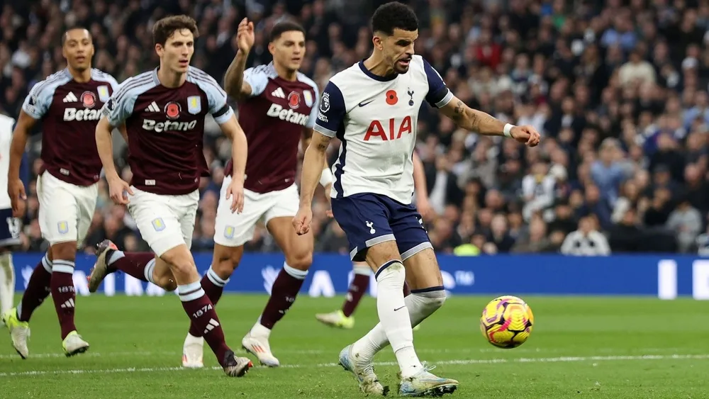 رابطة الدوري الإنجليزي توافق على طلب توتنهام بتقديم مباراته ضد أستون فيلا