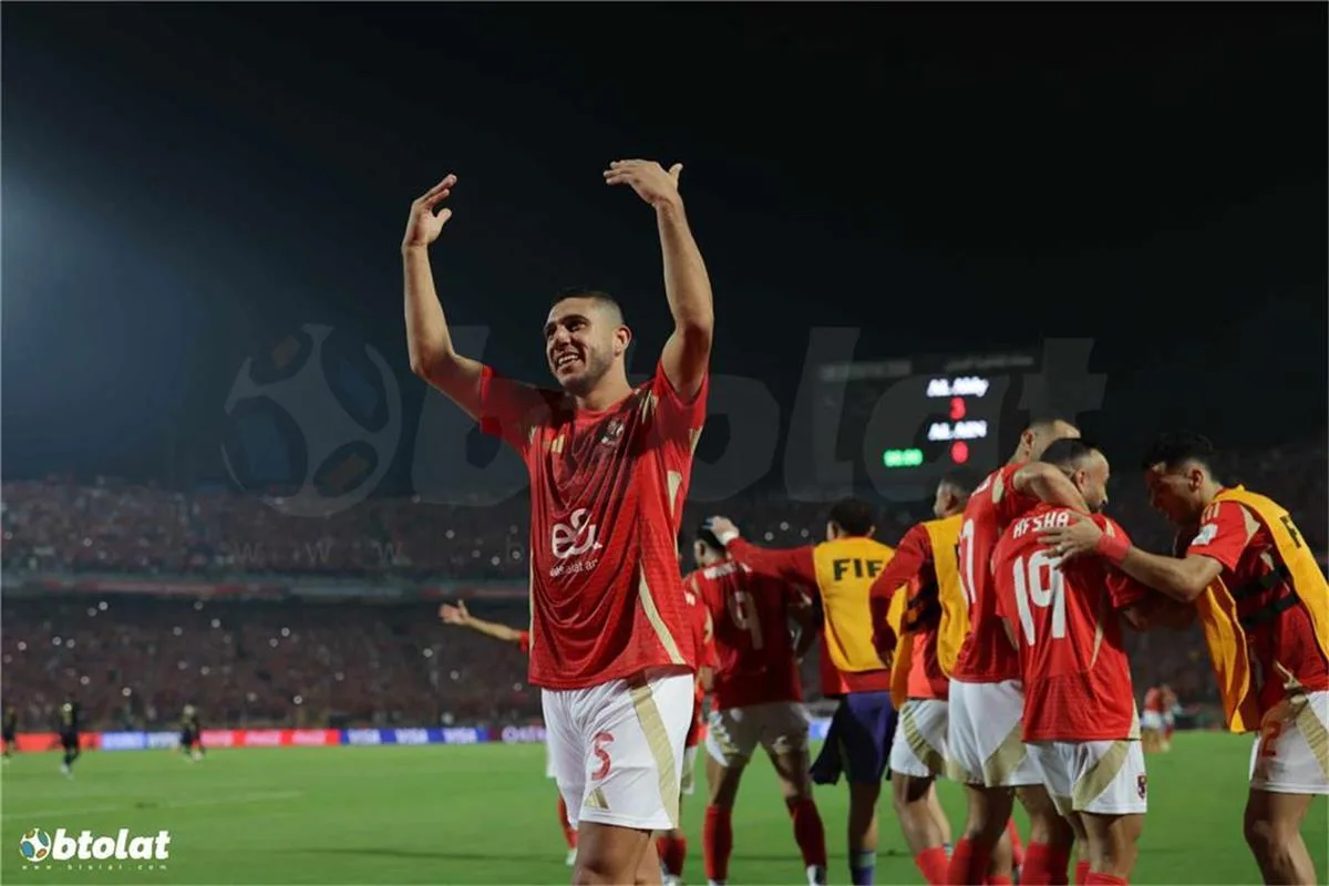 رامي ربيعة يغادر مباراة الأهلي والمصري مصابًا