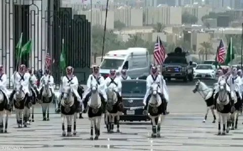 ربطة عنق، خيول، و21 طلقة: 7 لحظات بارزة في استقبال ترامب في السعودية