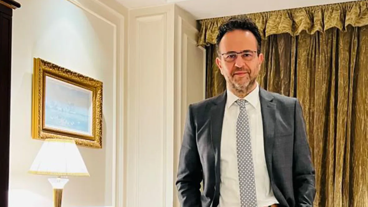 رجل الأعمال المغربي كريم بوحوت يتقدم في مفاوضات لإنشاء مصفاة واستكشاف النفط في أنغولا رجل الأعمال المغربي كريم بوحوت يتقدم في مفاوضات لإنشاء مصفاة واستكشاف النفط في أنغولا