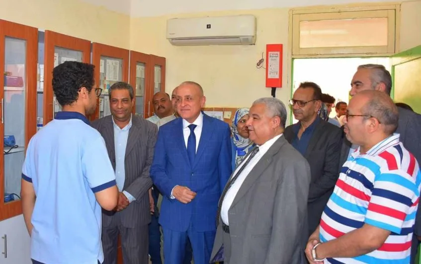 محافظ الأقصر يجري زيارة لمدرسة المتفوقين في طيبة ويستمع لمشاكل واحتياجات الطلاب محافظ الأقصر يجري زيارة لمدرسة المتفوقين في طيبة ويستمع لمشاكل واحتياجات الطلاب