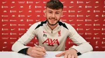 رسمياً.. ليفربول يمدد عقد مدافعه كونور برادلي