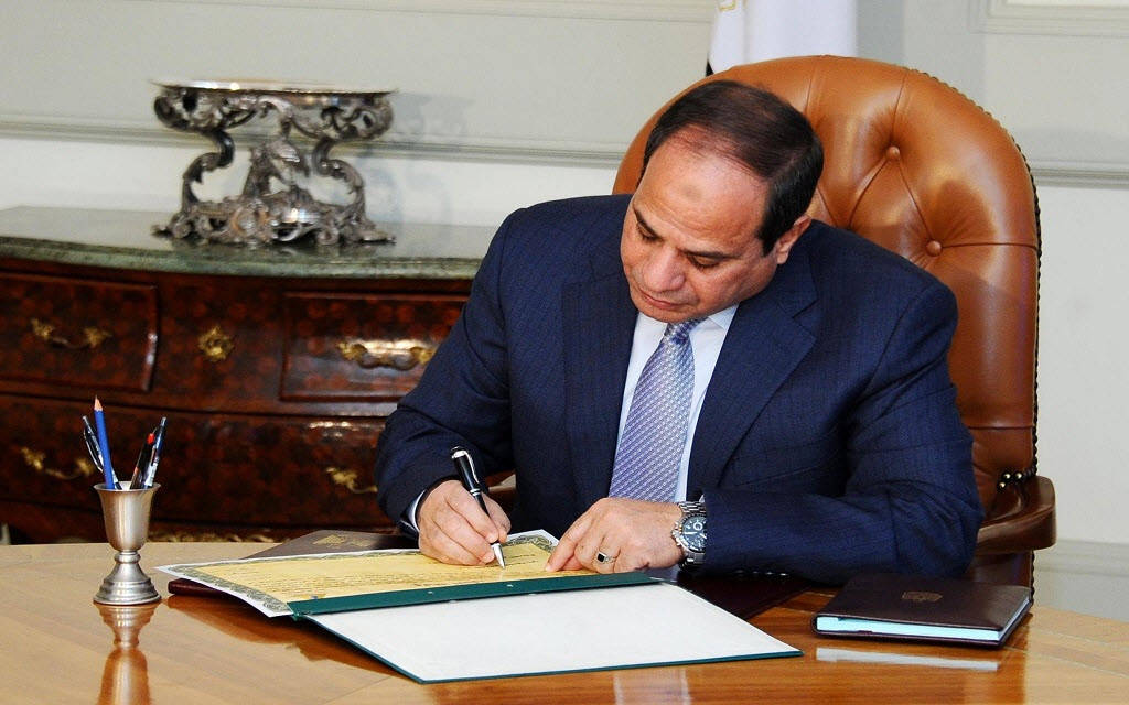 رسميًا.. الرئيس السيسي يوقع على قانون العمل