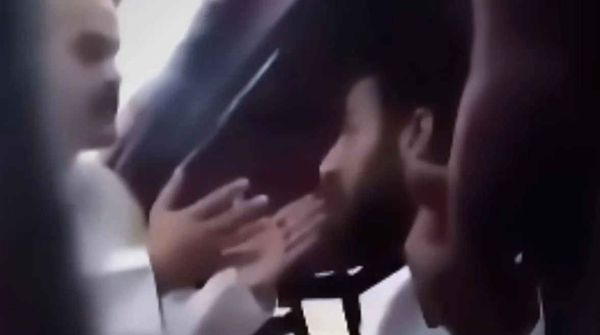 رغم تدخل وزارة العمل.. عامل مصري يرفض الحل الوسط وينتقد “وسطاء السفر” رغم تدخل وزارة العمل.. عامل مصري يرفض الحل الوسط وينتقد “وسطاء السفر”