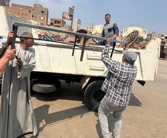 رفع الإشغالات والعوائق الخرسانية بحرم الطرق والشوارع بمدينة سنورس