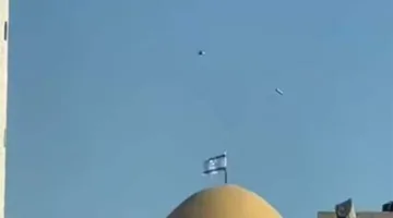 رفع العلم الإسرائيلي على قبة أحد المساجد (فيديو)