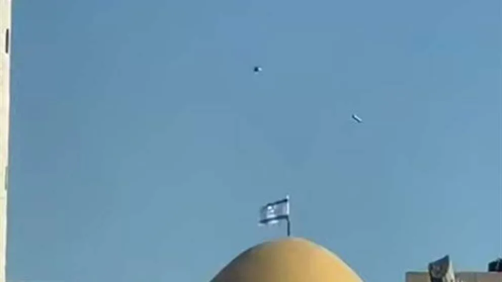 رفع العلم الإسرائيلي على قبة أحد المساجد (فيديو) رفع العلم الإسرائيلي على قبة أحد المساجد (فيديو)