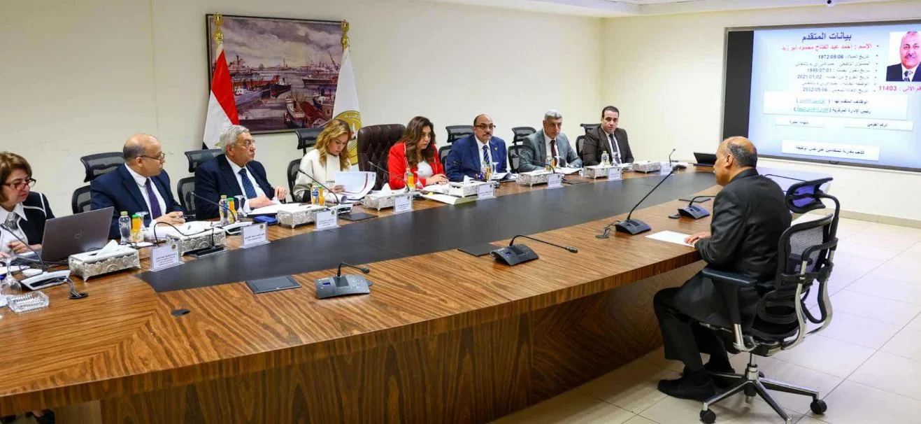 وزيرة التنمية المحلية تتولى رئاسة لجنة اختيار المرشحين للوظائف القيادية الشاغرة في الوزارة وزيرة التنمية المحلية تتولى رئاسة لجنة اختيار المرشحين للوظائف القيادية الشاغرة في الوزارة
