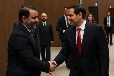 روبيو بعد اجتماعه بالشيباني: زعماء سوريا الجدد مستعدون للتطبيع ويتطلعون إلى “السلام مع إسرائيل” وسنقوم بدعم جهودهم لتحقيق الاستقرار في بلادهم. روبيو بعد اجتماعه بالشيباني: زعماء سوريا الجدد مستعدون للتطبيع ويتطلعون إلى “السلام مع إسرائيل” وسنقوم بدعم جهودهم لتحقيق الاستقرار في بلادهم.
