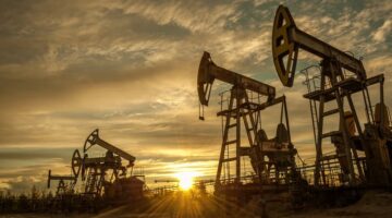 انخفاض أسعار النفط مع تهديد زيادة إمدادات أوبك+ بإغراق السوق العالمية