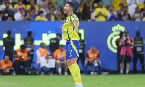 رونالدو يلعب دوراً بارزاً في انتصار النصر على الخليج في الدوري السعودي رونالدو يلعب دوراً بارزاً في انتصار النصر على الخليج في الدوري السعودي