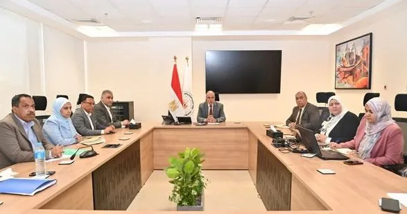 وزير الري يطلع على ما تم إنجازه في المرحلة الأولى من نظام الترخيص الإلكتروني لآبار المياه الجوفية وزير الري يطلع على ما تم إنجازه في المرحلة الأولى من نظام الترخيص الإلكتروني لآبار المياه الجوفية
