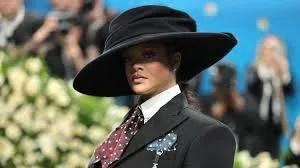 ريهانا تفاجئ جمهورها بالإعلان عن حملها الثالث قبيل انطلاق حفل Met Gala 2025
