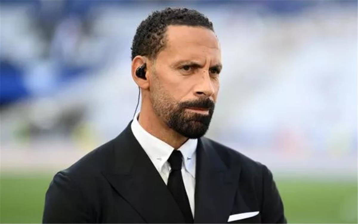 ريو فيرديناند: يجب أن تذهب الكرة الذهبية للاعب برشلونة