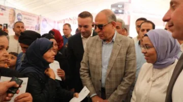 محافظ المنيا يلتقي بأهالي جزيرة شارونة ويأمر بتقديم مساعدات عاجلة للحالات الإنسانية.