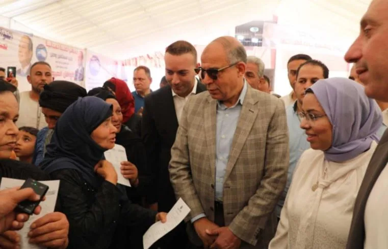 محافظ المنيا يلتقي بأهالي جزيرة شارونة ويأمر بتقديم مساعدات عاجلة للحالات الإنسانية. محافظ المنيا يلتقي بأهالي جزيرة شارونة ويأمر بتقديم مساعدات عاجلة للحالات الإنسانية.