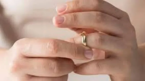 زوجة أمام محكمة الأسرة: عيشني معاه في الحرام سنة