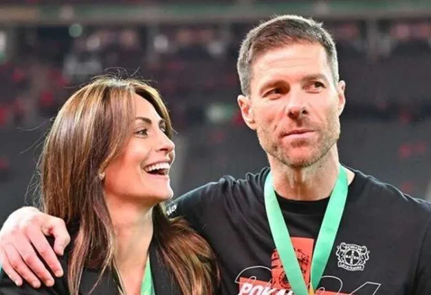 زوجة تشابي ألونسو تودّع نادي ليفركوزن قبل الانتقال إلى مدريد زوجة تشابي ألونسو تودّع نادي ليفركوزن قبل الانتقال إلى مدريد