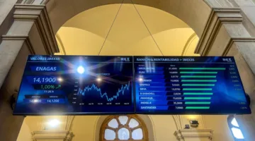 زيادة العقود الآجلة للأسهم الأمريكية والمؤشرات الأوروبية عقب تخفيض الرسوم الجمركية على الاتحاد الأوروبي.