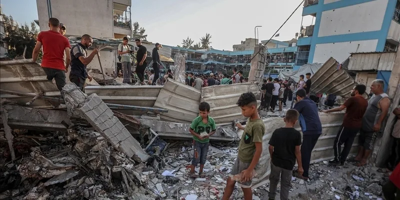 زيادة عدد الشهداء في غارة الاحتلال على مدرسة تأوي نازحين في غزة إلى 36 شهيدًا. زيادة عدد الشهداء في غارة الاحتلال على مدرسة تأوي نازحين في غزة إلى 36 شهيدًا.