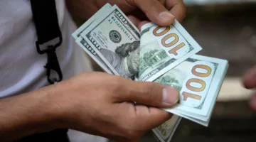 زيادة قيمة الدولار عقب التوصل إلى اتفاق تجاري بين الولايات المتحدة والصين.