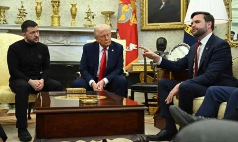 زيلينسكي وجاي دي فانس يجتمعان في روما قبيل المكالمة المرتقبة بين ترامب وبوتين زيلينسكي وجاي دي فانس يجتمعان في روما قبيل المكالمة المرتقبة بين ترامب وبوتين