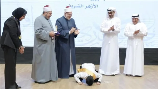 سجود شكر.. طالب من الأزهر يتصدر المركز الأول في مسابقة القراءة