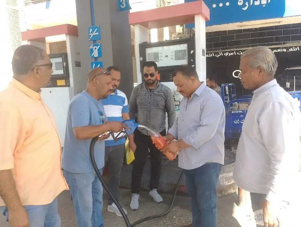 سحب عينات من المواد البترولية بمحطات الأقصر للتأكد من مطابقتها للمواصفات القياسية