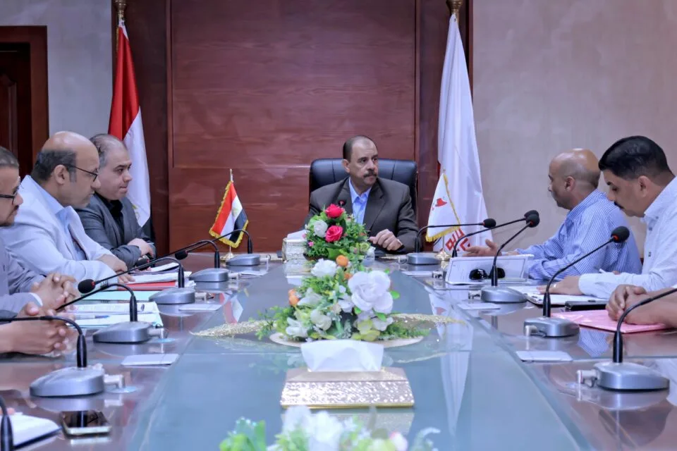 محافظ سوهاج يوجه بالإسراع في مشروعات الرصف ويحدد جدولا زمنيا للمشروعات الجديدة