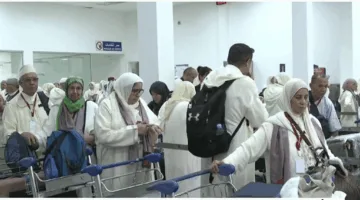 سعادة الحجاج المغاربة في أول رحلاتهم لأداء مناسك الحج من مطار الرباط