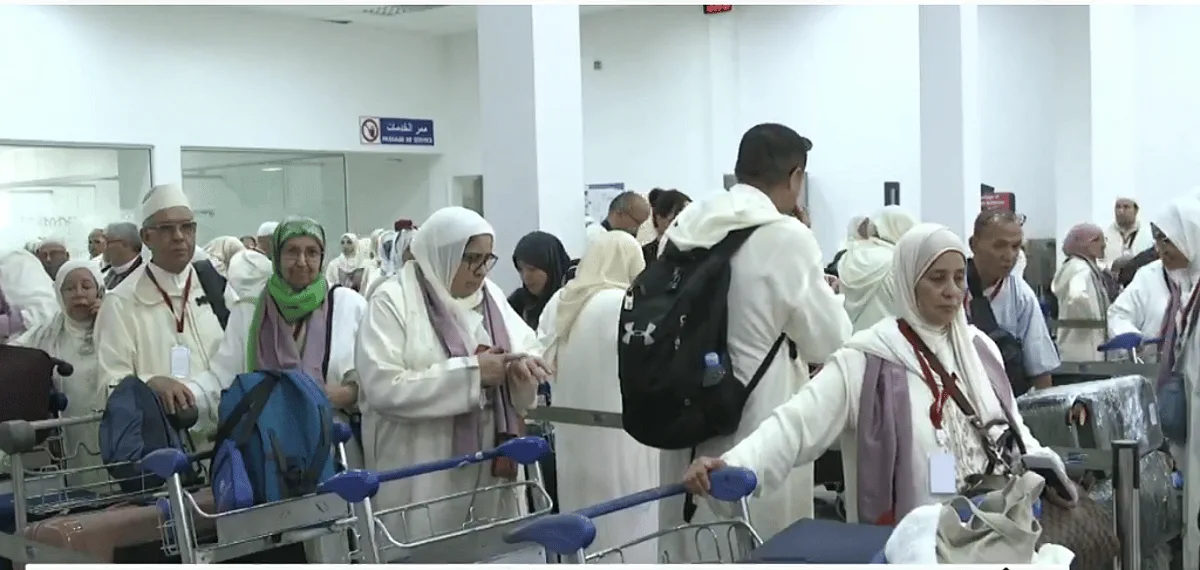 سعادة الحجاج المغاربة في أول رحلاتهم لأداء مناسك الحج من مطار الرباط سعادة الحجاج المغاربة في أول رحلاتهم لأداء مناسك الحج من مطار الرباط