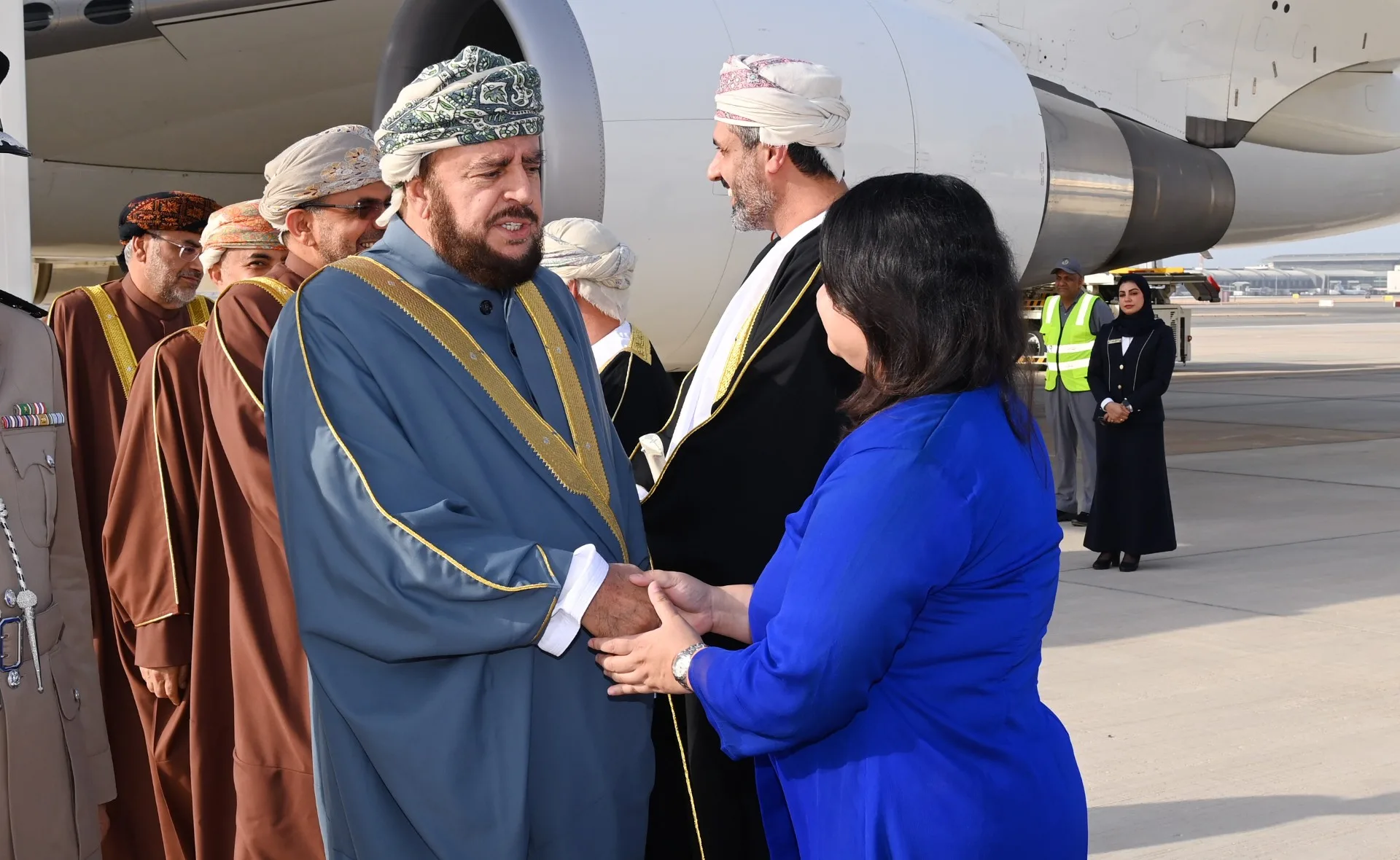 سعادة السيد أسعد بن طارق يعود إلى الوطن سعادة السيد أسعد بن طارق يعود إلى الوطن