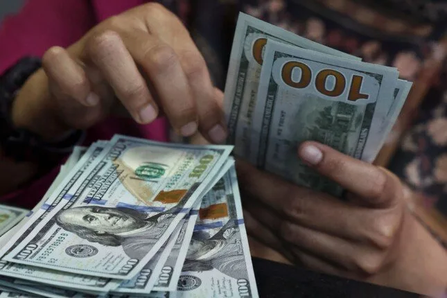 «سعر الدولار».. يقل عن 50 جنيهاً قبل موعد اجتماع البنك المركزي المصري.