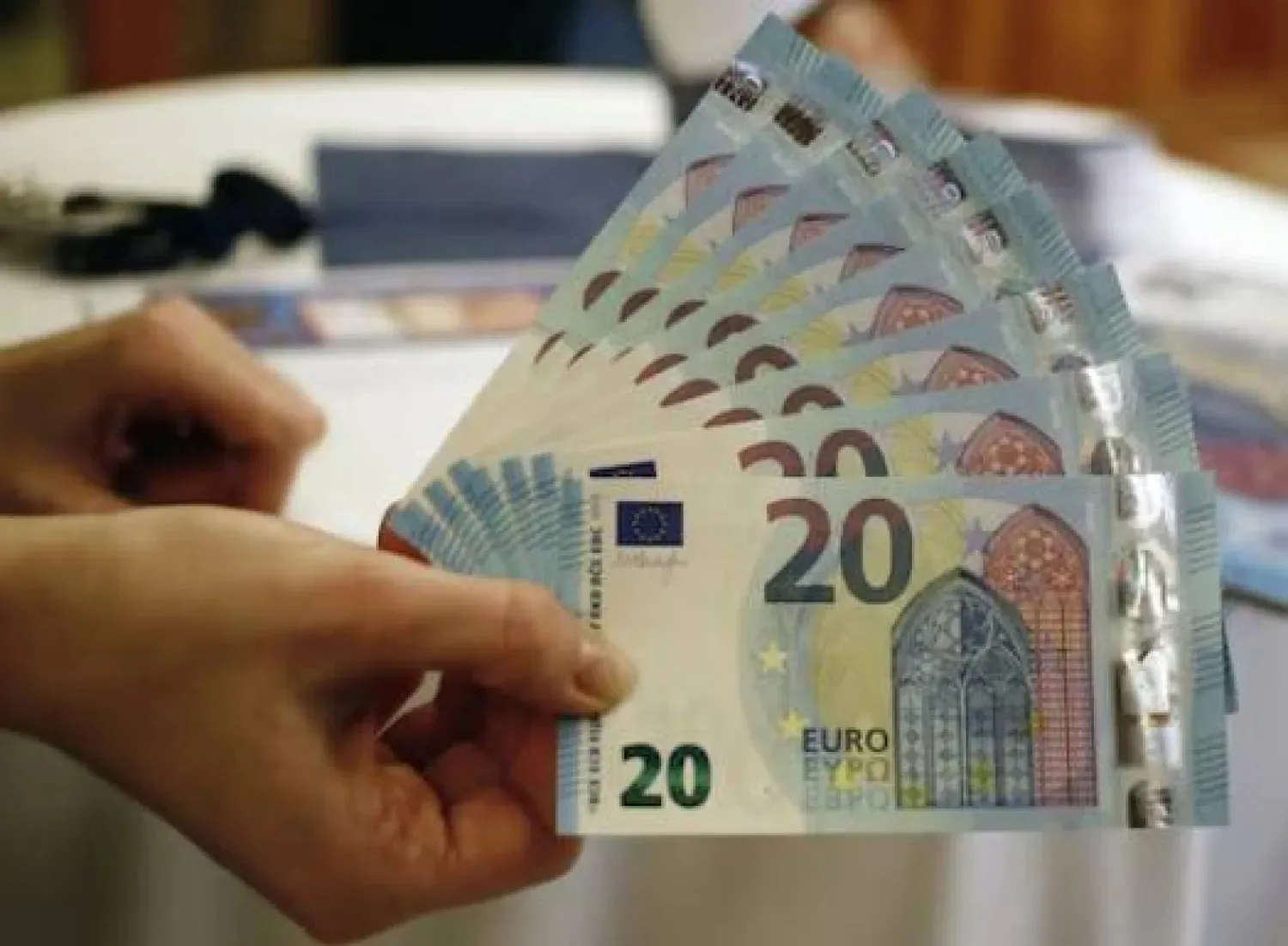 سعر اليورو في مصر اليوم الأحد 11 مايو 2025.. تباين طفيف بين البنوك سعر اليورو في مصر اليوم الأحد 11 مايو 2025.. تباين طفيف بين البنوك