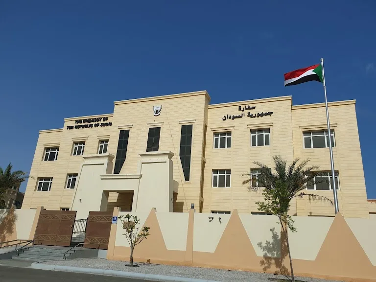 سفارة السودان وقنصليتها بالإمارات تعملان كالمعتاد وتسلمان دفعة جوازات