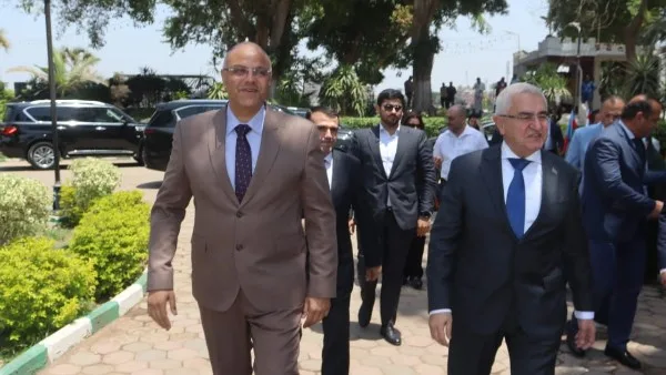 سفير أذربيجان يضع أكليلا على النصب التذكاري للزعيم حيدر علييف بالقناطر الخيرية