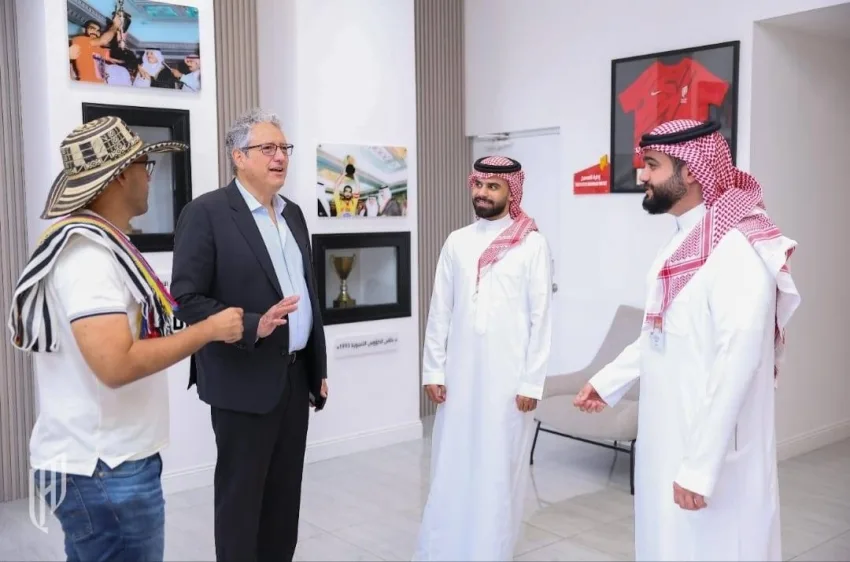 سفير الأرجنتين يزور القادسية ويجتمع مع إيكي