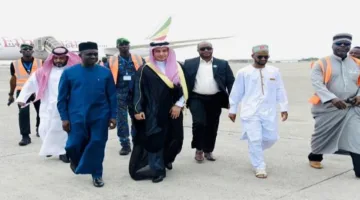 سفير المملكة العربية السعودية في موريتانيا يودع المجموعة الأولى من حجاج البيت الحرام