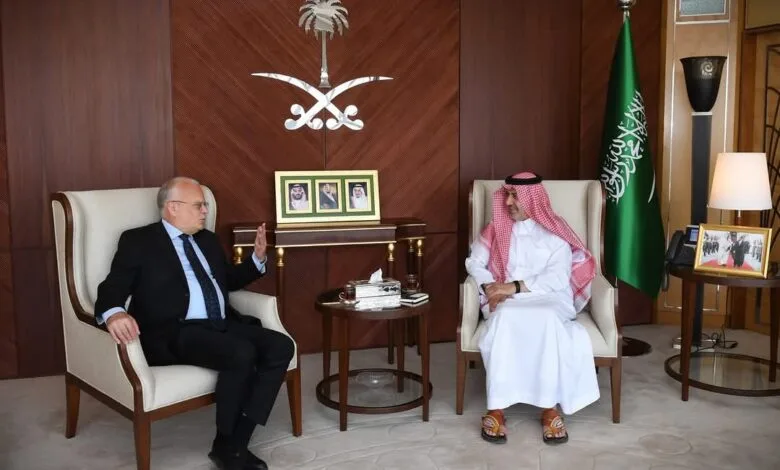 سفير خادم الحرمين الشريفين لدى مصر يستقبل نظيره السويدي