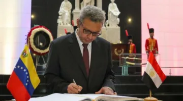 سفير مصر بكاراكاس يلتقي مجموعة من شباب فنزويلا المشاركين بمنحة ناصر